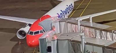 Ein Flugzeug am Andocken.