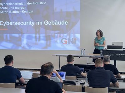 Eine Frau steht vor interessierten Schülern.
