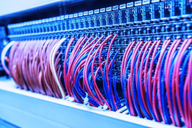 Schaltschrank mit roten und blauen Kabeln.
