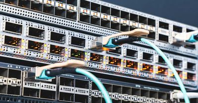 Ein Relay mit zwei Stecker und Kabel. In den offenen Sockel blinken LED. Alles sieht sehr technisch aus und symbolisiert KI in der Gebäudeautomation.